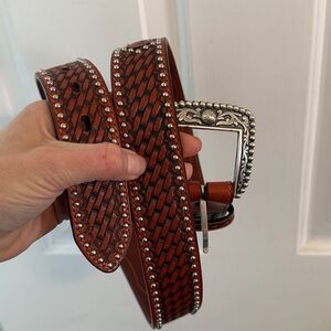 ARIAT MEN’S LEATHER SANDS WESTERN BELT, ANTIQUE BROWN, CONCHES, 38 INCH